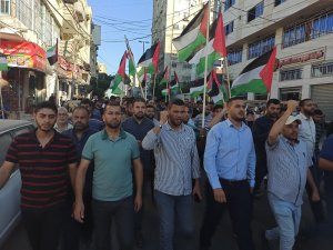 Gazze’de binlerce kişi Kudüs’teki “bayrak yürüyüşünü” protesto etti
