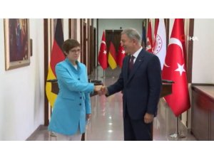 Bakan Akar, Almanya Savunma Bakanı Annegret Kramp-Karrenbauer ile görüştü