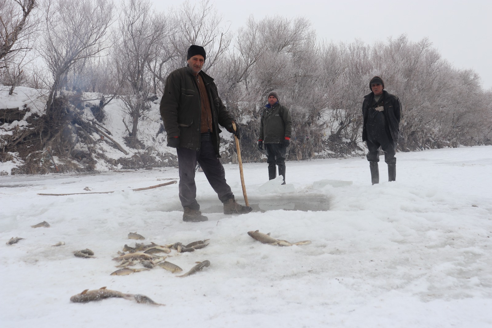 Ağrı’da balıkçılar eksi 30 derecede buzu kırıp balık avlıyor