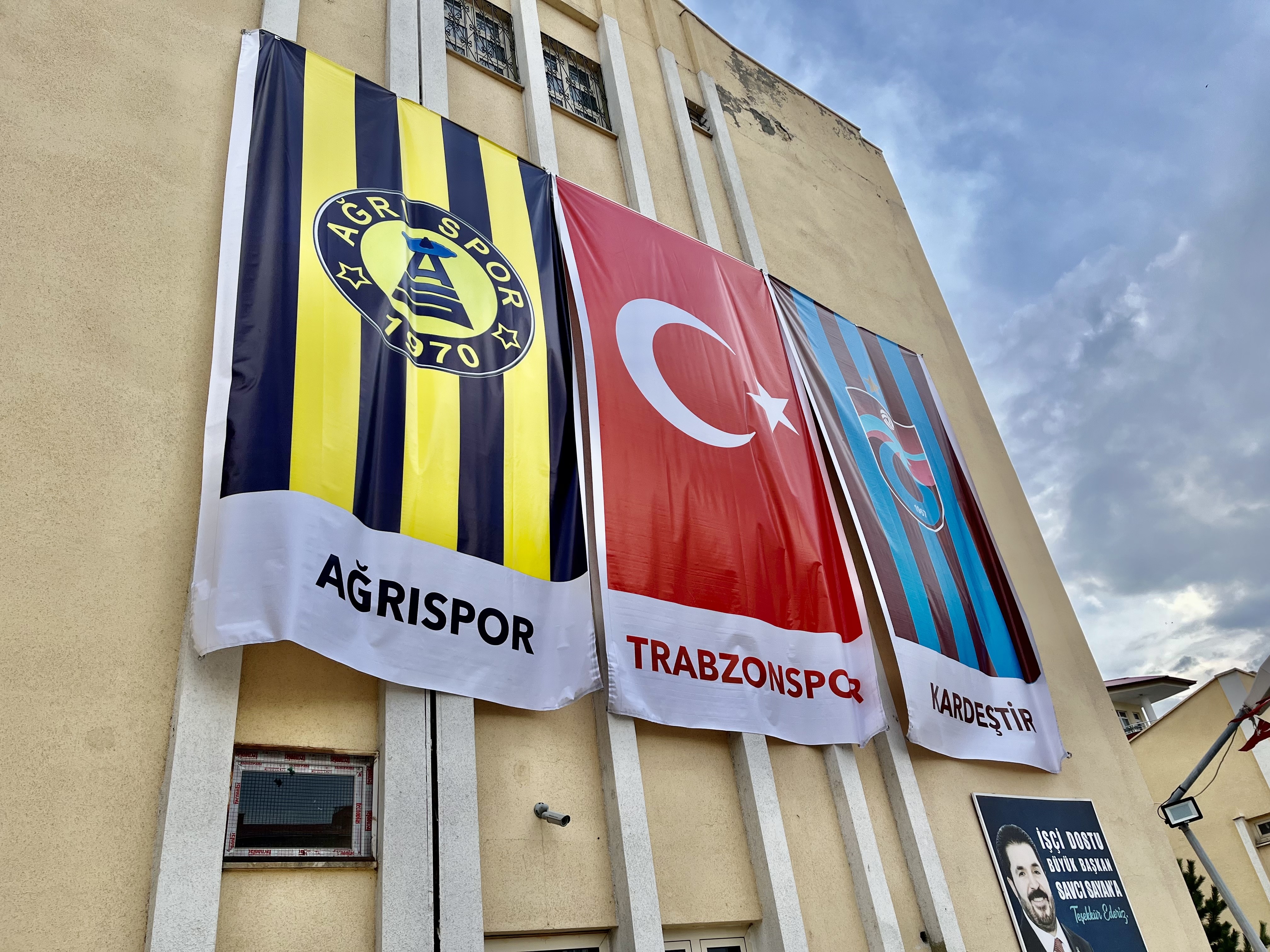 Ağrı Belediyesinde Ağrı Spor ve Trabzon Spor bayrakları yan yana