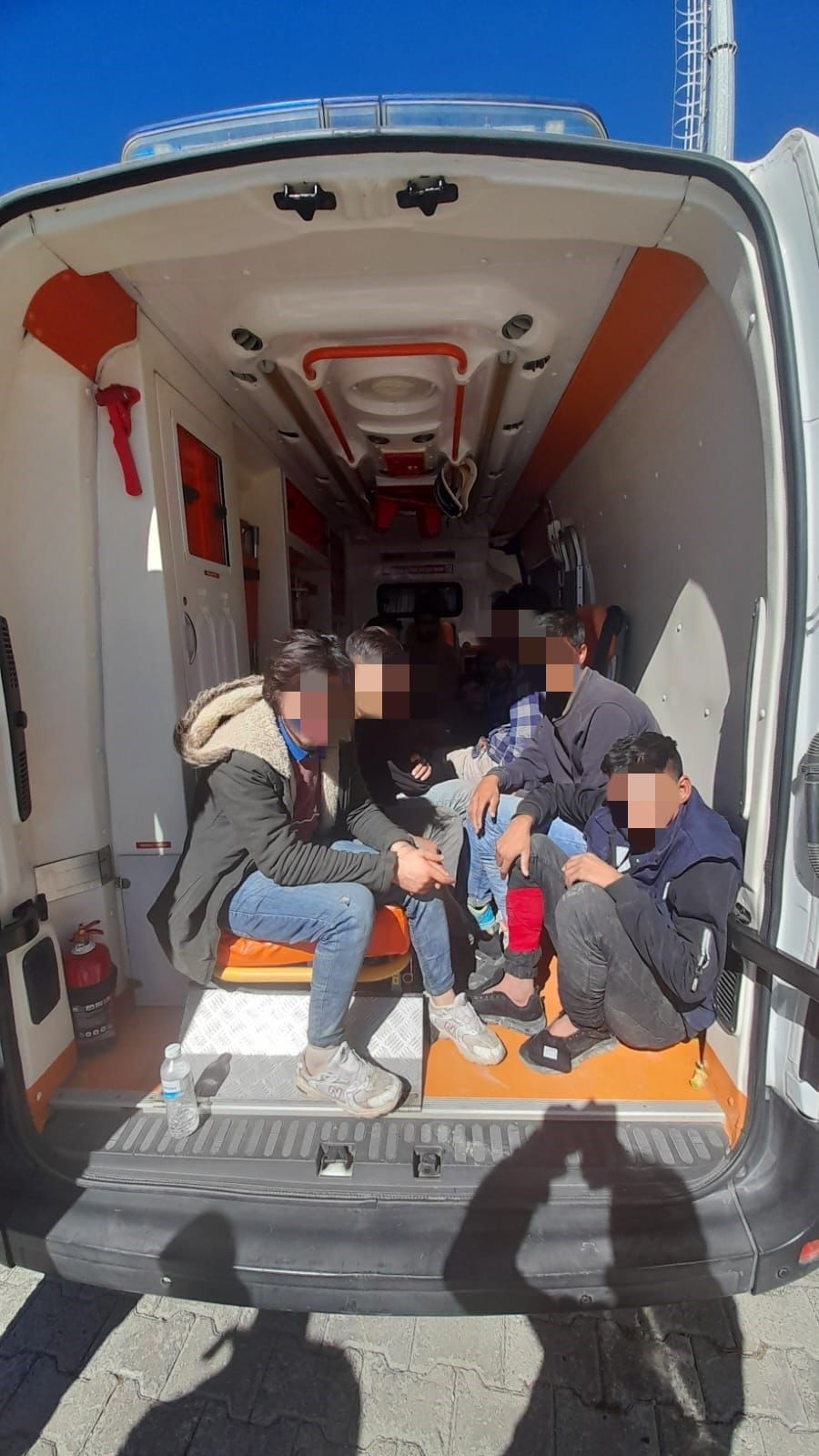 Ağrı’da özel şirkete ait ambulansta 12 kaçak göçmen yakalandı