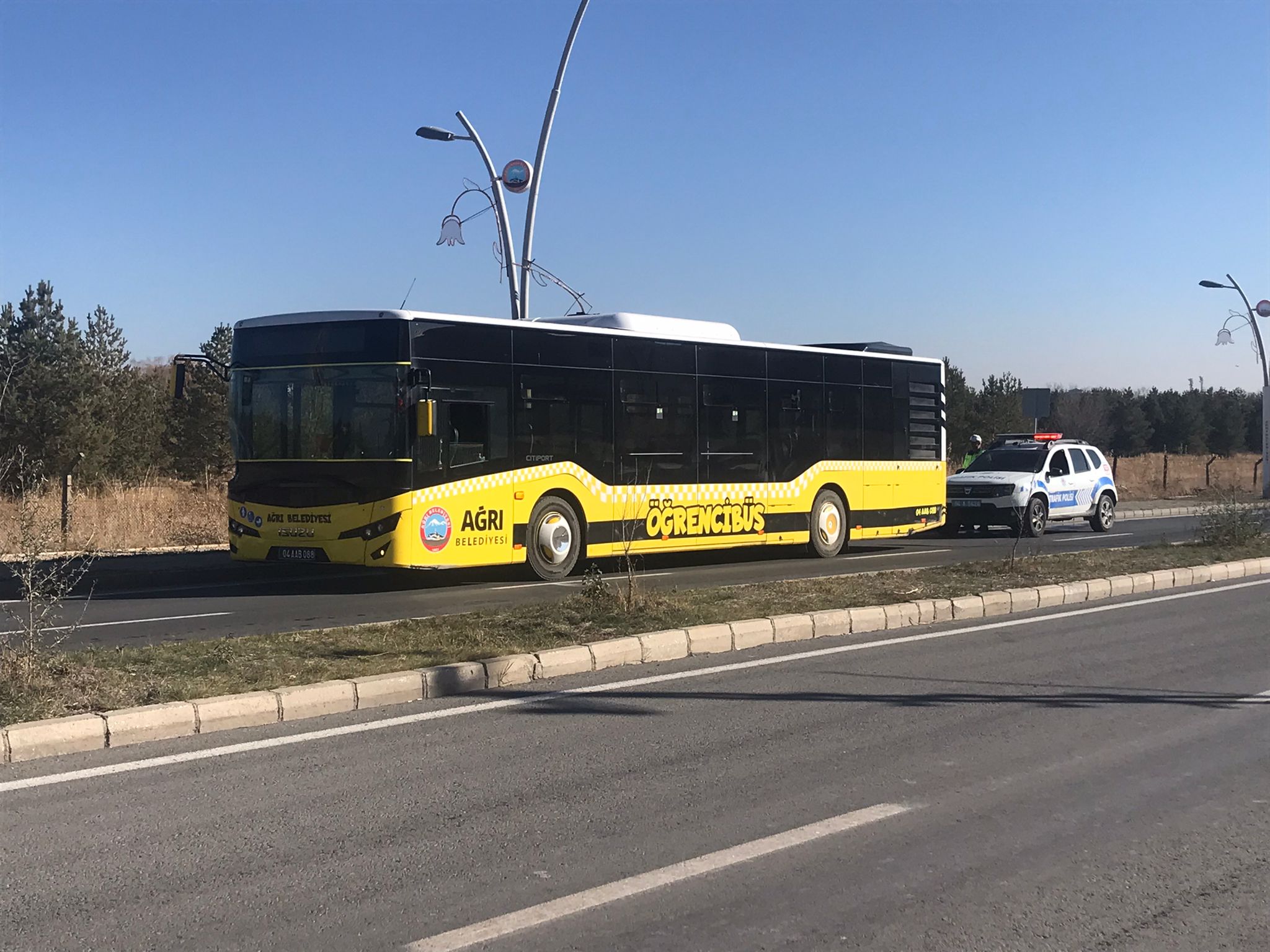 Ağrı’da belediye otobüsü yayalara çarptı; 2 ölü