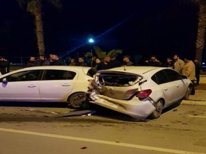 Kontrolden çıkan araç 6 otomobile çarptı: 3 yaralı
