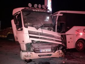 Malatya’da yolcu otobüsü ile kamyonet çarpıştı: 2 yaralı