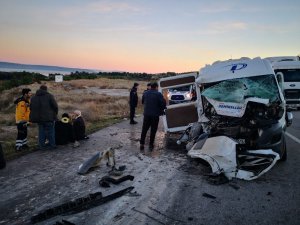 Servis minibüsü vince çarptı: 15 yaralı