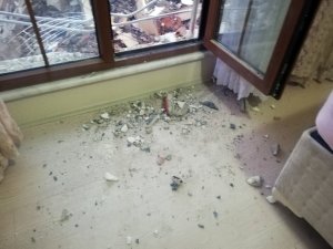 Depremde hasar gören binayı yıkan kepçe, sağlam binaya da zarar verdi