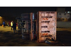 Freni boşalan kamyon otomobili ezdi: 2 yaralı