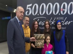 Cumhurbaşkanı Erdoğan 50 milyonuncu yolcuya plaket verdi