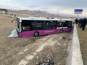 Kamyonla otobüs çarpıştı: 19 yaralı