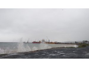 Dev dalgalar oluştu: Gemi ve balıkçı tekneleri demir attı