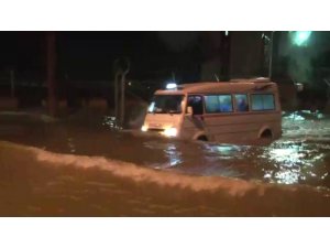 Adana’da şiddetli yağmur nedeniyle okullar tatil edildi