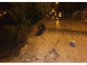 Samandağ’da aşırı yağış sonrası yol çöktü