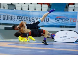 Türkiye Grekoromen Güreş Şampiyonası devam ediyor