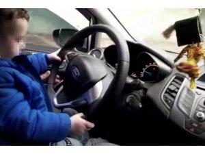 Küçük çocuğa otomobil kullandıran sorumsuz sürücü kamerada