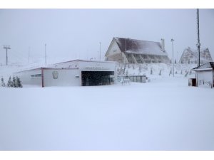 Kayak merkezinde kar kalınlığı 50 santimetreye ulaştı