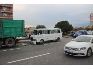 Servis minibüsü ile kamyon çarpıştı, 6 zeytin işçisi yaralandı
