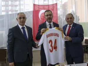 Bakan Kasapoğlu, Taksim Spor Kulübü’nü ziyaret etti