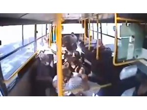 7 kişinin yaralandığı kazada otobüs içindekiler böyle savruldu