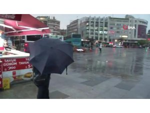 Kadıköy’de vatandaşlar yağmura hazırlıksız yakalandı