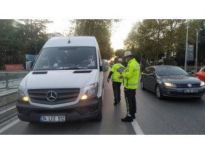 Kadıköy’de ticari servis minibüslerine koronavirüsü denetimi