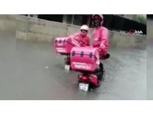Yoğun yağış sonrası motosikletli kuryelerin zor anları böyle görüntülendi
