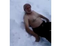 89 yaşındaki Rizeli Malik dede karın tadını kar banyosu yaparak çıkardı