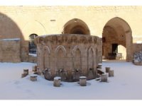 Mardin’de tarihi mekanlar beyaz örtü ile süslendi