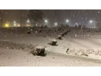 Çamlıca Tepesi’ne lapa lapa kar yağdı
