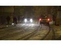 Karla kaplanan yollarda araçlar kaydı