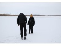 Gece -10 dereceye varan soğuk hava Mogan Gölü’nü dondurdu