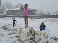 Kar yağışı çocuklara yaradı