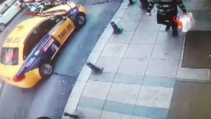Taksim’de otomobil, motosikletli trafik polisine çarptı