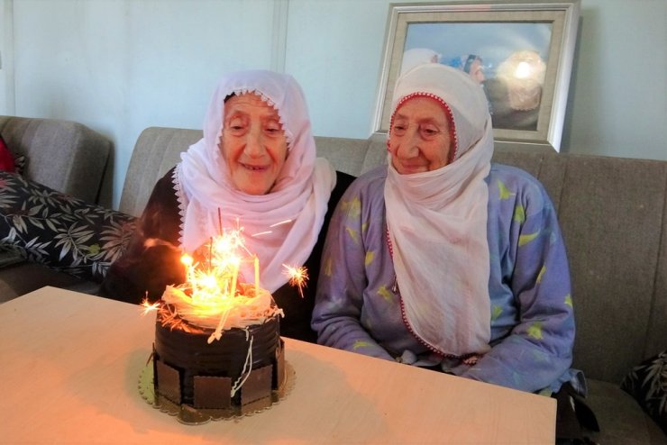 Kardeşleri ölünce ikiz kalan nineler 89 yaşında