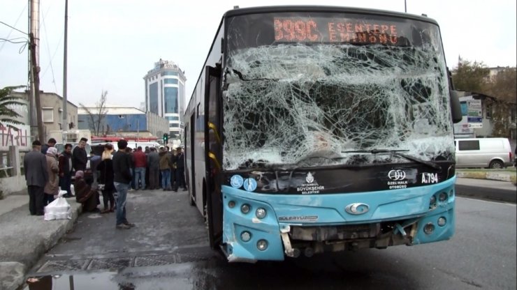 Gaziosmanpaşa’da halk otobüsü kaza yaptı: 4 yaralı