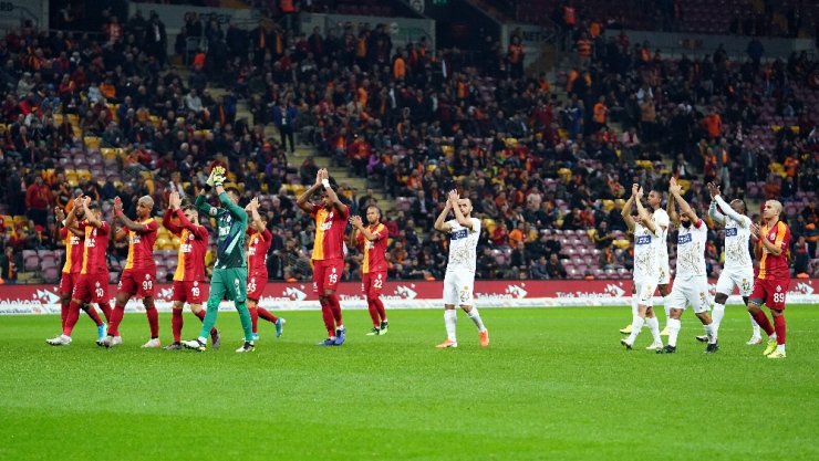 Galatasaray taraftarları iki takımı da tribüne çağırdı