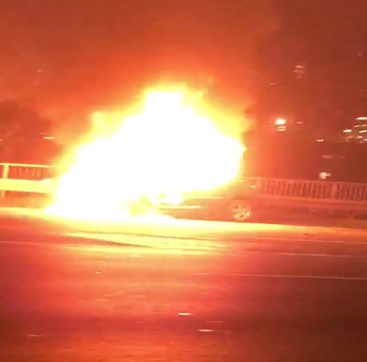 15 Temmuz Şehitler Köprüsü çıkışında araç yangını