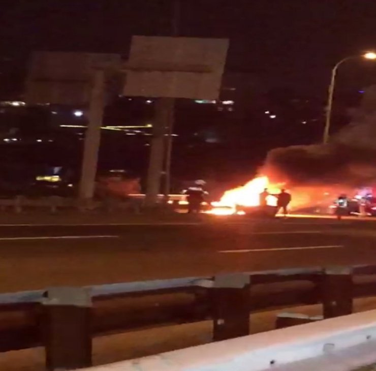 15 Temmuz Şehitler Köprüsü çıkışında araç yangını