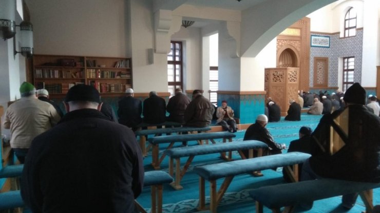 Üsküdar’da kiliseye benzetilen camide sabit oturaklar kaldırıldı