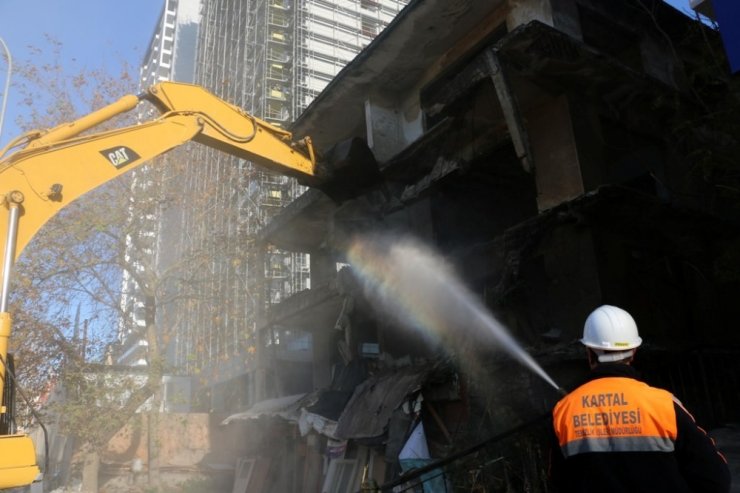 Kartal’da çevreyi tehdit eden metruk yapıların yıkımına devam ediliyor