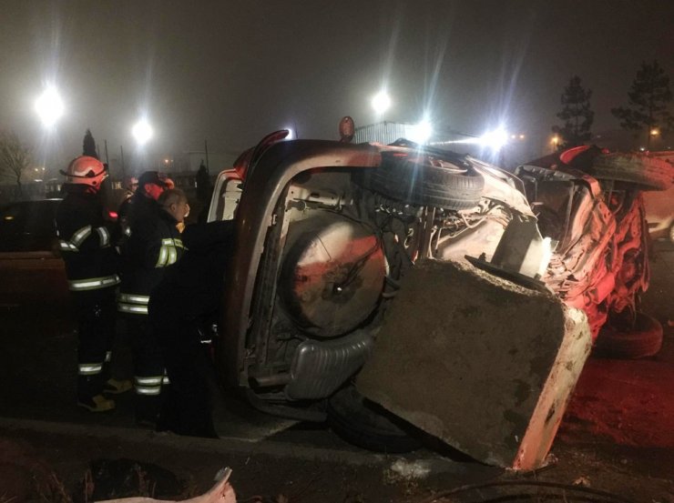 Eskişehir’de otomobil aydınlatma direğine çarptı: 1 ölü