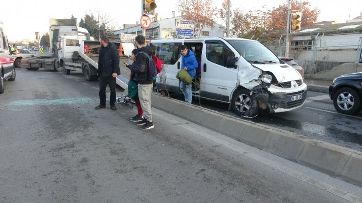 Engelli çocukları taşıyan servis minibüsü ile otomobil çarpıştı: 5 yaralı