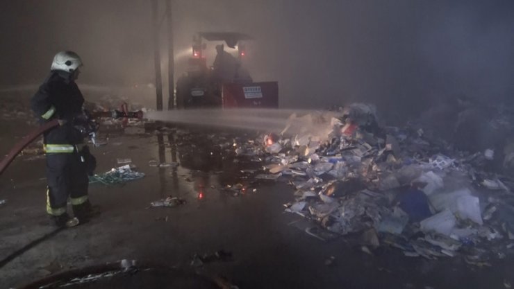 Kağıt fabrikasında korkutan yangın, 10 kişi ölümden döndü