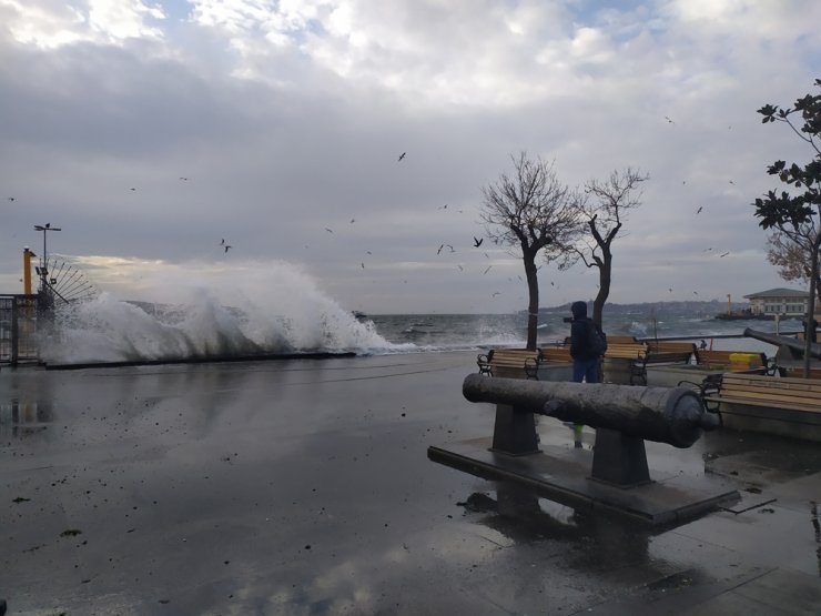 İstanbul’da şiddetli rüzgar nedeniyle bazı vapur seferleri iptal edildi