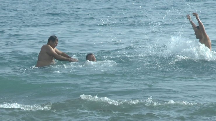 Hava sıcaklığı 18 dereceyi buldu, vatandaşlar denize girdi