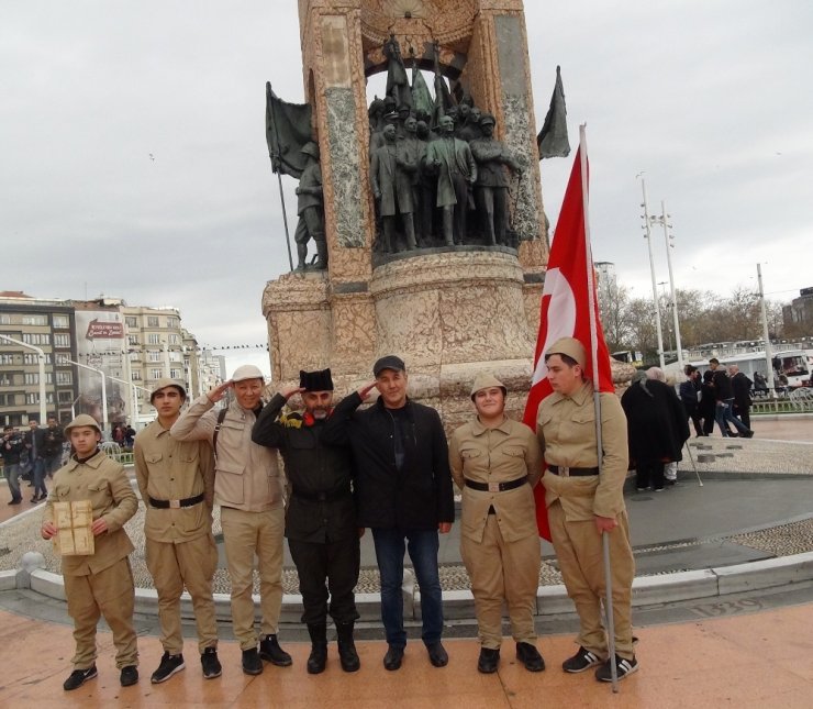 Sarıkamış şehitleri anısına Taksim’de 2 saat nöbet tuttular