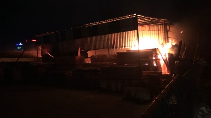 Bursa’da hurdalıkta çıkan yangın 2 fabrikaya sıçradı