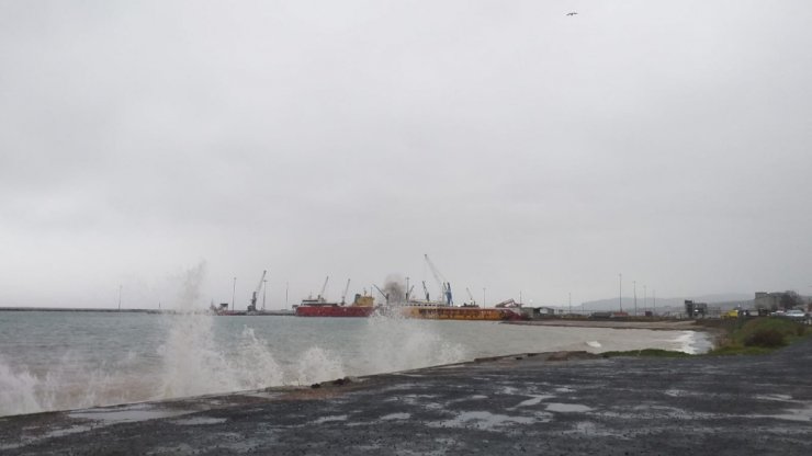 Dev dalgalar oluştu: Gemi ve balıkçı tekneleri demir attı
