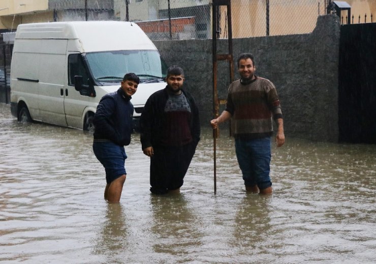Adana’da eğitime yağmur engeli