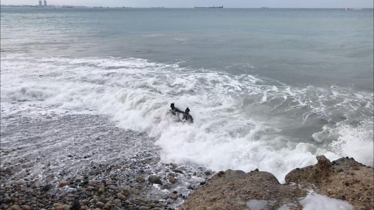 Fırtınada balık avına çıkan baba oğlu sahil güvenlik kurtardı
