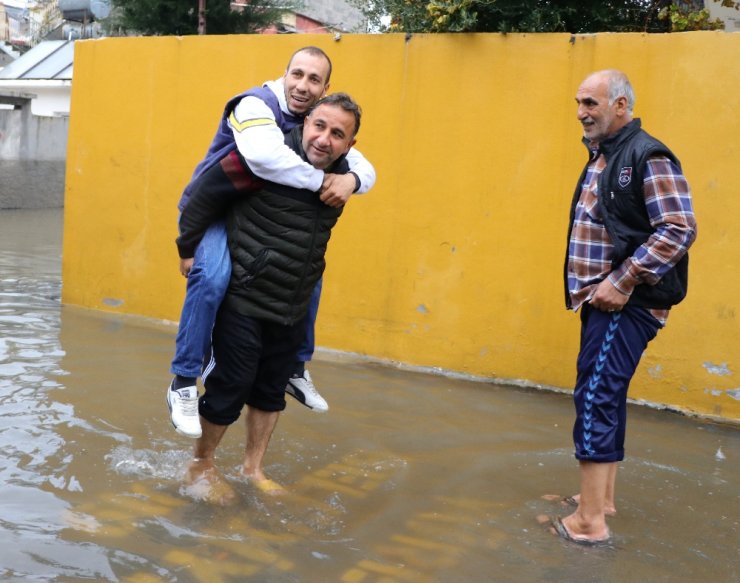 Evlerini su basan vatandaşlar çileden çıktı